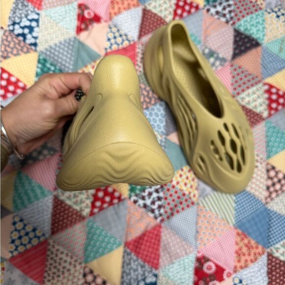 Stylish Beige Slip-On Shoes Yeezy Foam Runner size 9 women - Picture 4 of 9